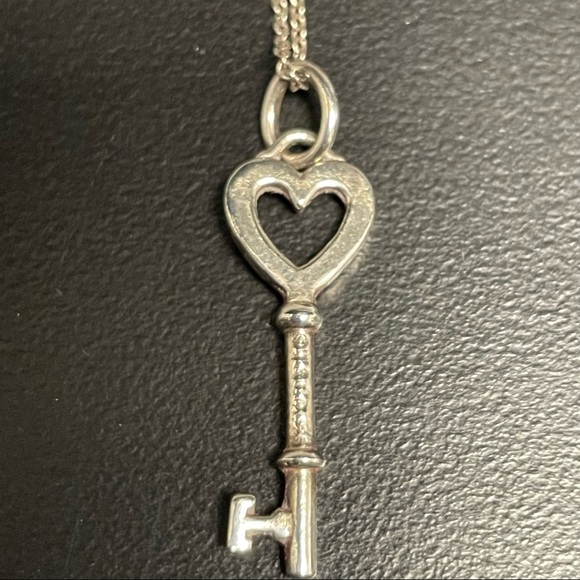 Tiffany& Co Mini Silver Heart Key Charm and Chain - Picture 5 of 9